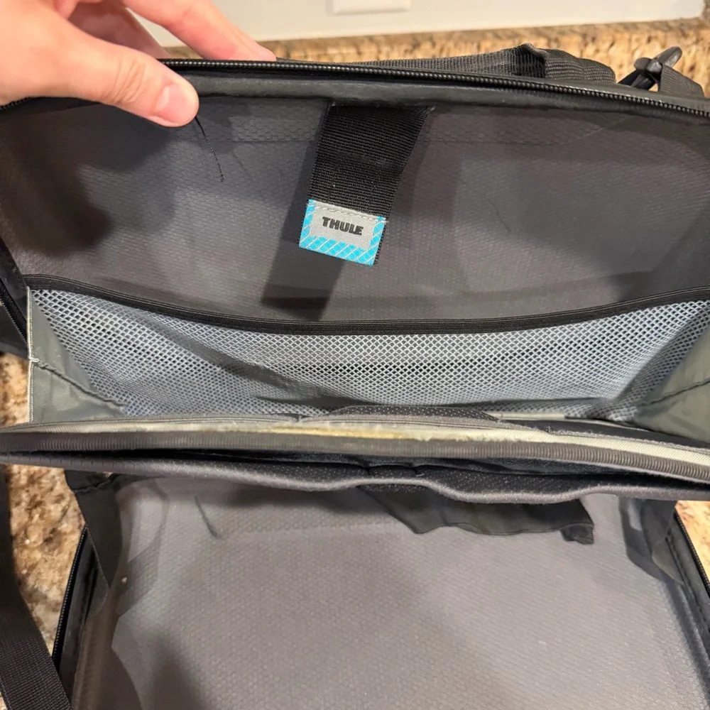 Thule Sweden MacBook Hard Small Laptop Carrying Case Bag Black Strap Travel